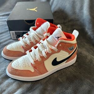 Kids Jordan 1 Mid sneakers